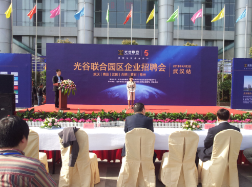 【爱体育官方】“琴香诗剑”配齐，易烊千玺X百草味演绎国风范“